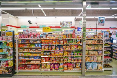 Busan, Güney Kore - Mayıs, 2017 yaklaşık: 7-Eleven Mağazası Gimhae Uluslararası Havalimanı, iç hatlar terminali. 7-eleven bir Amerikan-Japon uluslararası zincir mağazalar olduğunu