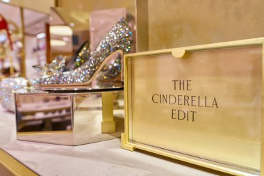 Rome, İtalya - Kasım, 2017 yaklaşık: Ayakkabı bir ikinci amiral gemisi mağaza Rinascente Roma ekranda Jimmy Choo Cinderella düzenleyin..
