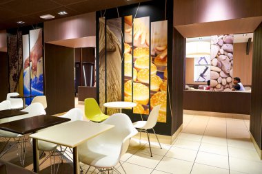 Milan, İtalya - Kasım, 2017 yaklaşık: İçinde Mcdonald's Restoran. Bir Amerikan hamburger ve fast food restoran zinciri McDonald's olduğunu.
