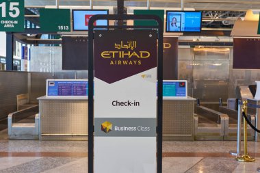 Milan Malpensa, İtalya - Kasım, 2017 yaklaşık: Etihad Airways iade alan, Milan-Malpensa airport, Terminal 1. 