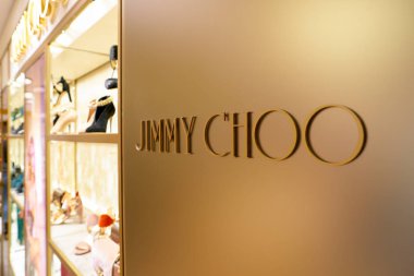 Rome, İtalya - Kasım, 2017 yaklaşık: Jimmy Choo işareti ekranda bir ikinci amiral gemisi mağaza Rinascente Roma kadeh yukarıya kapatmak.