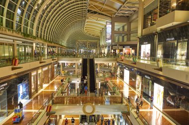 Singapur - 07 Kasım 2015: Marina Bay Sands, içinde Shoppes.