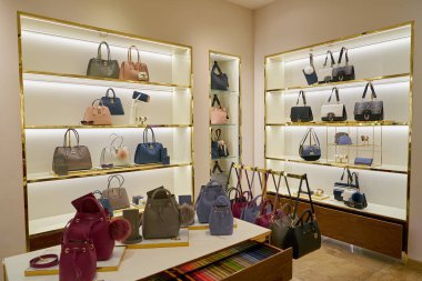 Milan Malpensa, İtalya - Kasım, 2017 yaklaşık: Milan-Malpensa Havaalanı Furla dükkanında ekranda ürünler