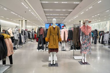 Milano Malpensa, İtalya - Kasım, 2017 yaklaşık: Milan-Malpensa Airport, terminali 1 Zara dükkanında ekranda giyim