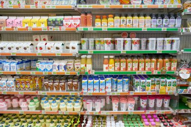 Busan, Güney Kore - Mayıs, 2017 yaklaşık: 7-Eleven içinde Gimhae Uluslararası Havaalanı'nda depolar..