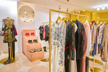 Milan, İtalya - Kasım, 2017 yaklaşık: Red Valentino elbise Rinascente ekranda çeşitli. Rinascente yüksek kaliteli mağazaları oluşur.