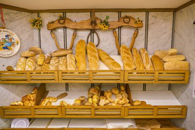 Roma, İtalya - Kasım 2017 yaklaşık: bir bakkal dükkanında Roma raflar.