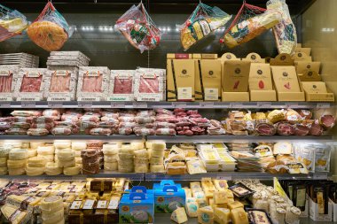 Milan Malpensa, İtalya - Kasım, 2017 yaklaşık: Milan-Malpensa Havaalanı'nda bir dükkan