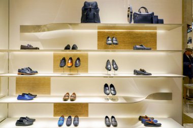 Rome, İtalya - Kasım, 2017 yaklaşık: Bir ikinci amiral gemisi mağaza, Rinascente Roma, Louis Vuitton içinde saklayın. Louis Vuitton bir moda evi ve lüks perakende şirketidir.