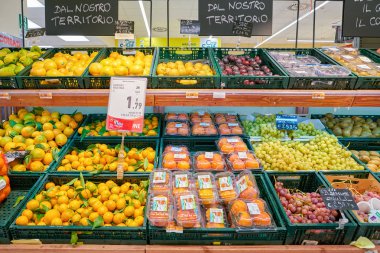 Rome, İtalya - Kasım 2017 yaklaşık: meyve Conad süpermarket Roma'da sergilenen.
