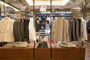 Milano Malpensa, İtalya - Kasım, 2017 yaklaşık: Milan-Malpensa Airport, terminali 1 Boggi mağazasında ekranda giyim