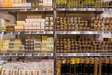 Rome, İtalya - Kasım, 2017 yaklaşık: bir ikinci amiral gemisi mağaza Rinascente Roma Merkezi'nde sergilenen ürünler çeşitli.