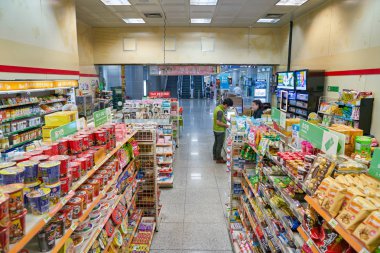 Busan, Güney Kore - Mayıs, 2017 yaklaşık: 7-Eleven içinde Gimhae Uluslararası Havaalanı'nda depolar..