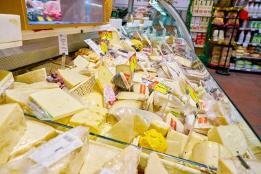 Rome, İtalya - Kasım 2017 yaklaşık: peynir Roma'da Carrefour Express mağazasında ekranda. Sahibi ve Fransız perakendeci Carrefour tarafından işletilen Market Zinciri Carrefour Express olsun.