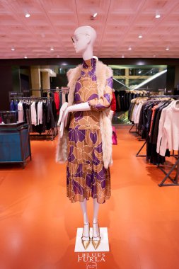 Rome, İtalya - Kasım, 2017 yaklaşık: kadın giyim bir ikinci amiral gemisi mağaza Rinascente Roma ekranda.