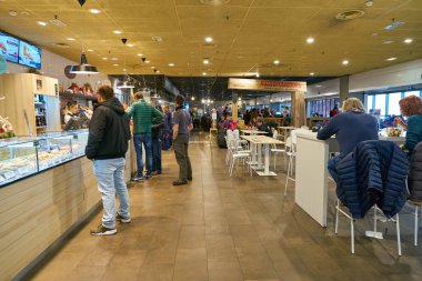 Milan Malpensa, İtalya - Kasım, 2017 yaklaşık: gıda mahkeme Milan-Malpensa Havalimanı'nda.