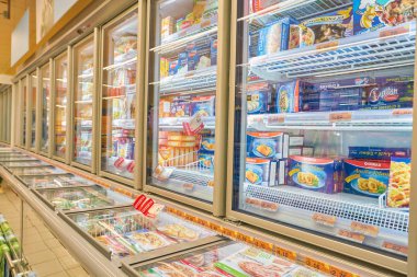 Rome, İtalya - Kasım 2017 yaklaşık: gıda Roma'da Conad süpermarkette bir buzdolabı içinde.