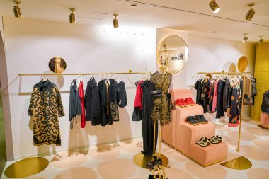 Milan, İtalya - Kasım, 2017 yaklaşık: Red Valentino elbise Rinascente ekranda çeşitli. Rinascente yüksek kaliteli mağazaları oluşur.