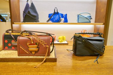 Milan, İtalya - Kasım, 2017 yaklaşık: çanta Rinascente ekranda. Rinascente yüksek kaliteli mağazaları oluşur.