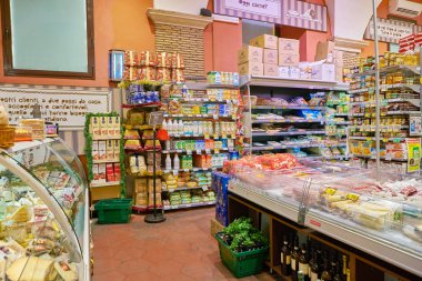 Roma, İtalya - Kasım 2017 yaklaşık: Carrefour Express içinde Roma'da mağaza. Sahibi ve Fransız perakendeci Carrefour tarafından işletilen Market Zinciri Carrefour Express olsun.