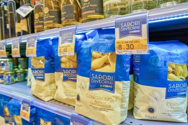 Rome, İtalya - Kasım 2017 yaklaşık: yakından atış bir bakkal Roma'da sergilenen makarna.