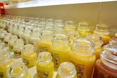 Rome, İtalya - Kasım, 2017 yaklaşık: Yankee mum ürünleri bir ikinci amiral gemisi mağaza Rinascente Roma ekranda.