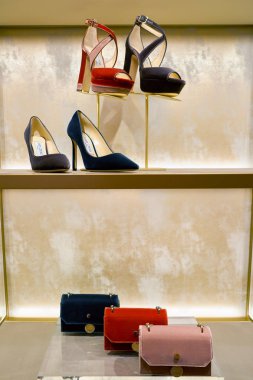 Rome, İtalya - Kasım, 2017 yaklaşık: Jimmy Choo ayakkabı bir ikinci amiral gemisi mağaza Rinascente Roma ekranda.