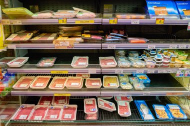 Rome, İtalya - Kasım 2017 yaklaşık: gıda Roma'da Carrefour Express mağazasında ekranda. Sahibi ve Fransız perakendeci Carrefour tarafından işletilen Market Zinciri Carrefour Express olsun.