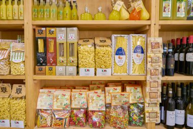 Roma, İtalya - Kasım 2017 yaklaşık: bir bakkal dükkanında Roma raflar.