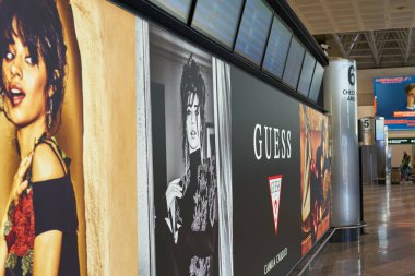 Milano Malpensa, İtalya - Kasım, 2017 yaklaşık: uçuş bilgileri monitör görüntülemek ve Milan-Malpensa Havalimanı'nda reklam tahmin.