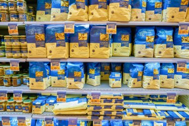 Roma, İtalya - Kasım 2017 yaklaşık: bir bakkal dükkanında Roma raflar.