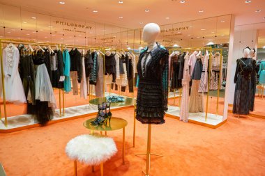 Milan, İtalya - Kasım, 2017 yaklaşık: çeşitli felsefe giysi Rinascente ekranda. Rinascente yüksek kaliteli mağazaları oluşur.