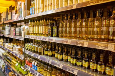 Milan, İtalya - Kasım, 2017 yaklaşık: mal Rinascente, Milan en üst kattaki ekranda çeşitli.