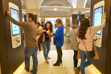 Rome, İtalya - Kasım, 2017 yaklaşık: müşteriler kendi kendine sipariş kiosklar Roma'da Mcdonald's restoranda kullanın. 