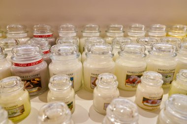 Rome, İtalya - Kasım, 2017 yaklaşık: Yankee mum ürünleri bir ikinci amiral gemisi mağaza Rinascente Roma ekranda.