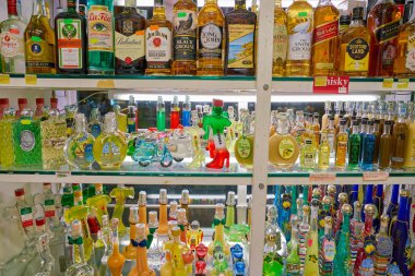 Rome, İtalya - Kasım 2017 yaklaşık: Roma markette şişelerde dolu raflar.