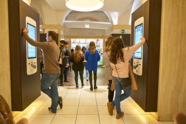 Rome, İtalya - Kasım, 2017 yaklaşık: müşteriler kendi kendine sipariş kiosklar Roma'da Mcdonald's restoranda kullanın. 