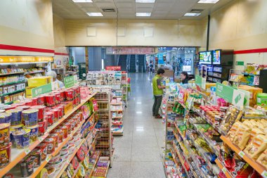 Busan, Güney Kore - Mayıs, 2017 yaklaşık: 7-Eleven içinde Gimhae Uluslararası Havaalanı'nda depolar..