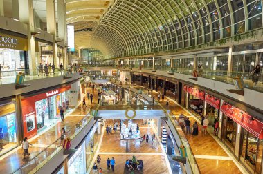 Singapur - 07 Kasım 2015: Marina Bay Sands, içinde Shoppes.