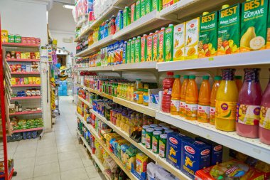 Roma, İtalya - Kasım 2017 yaklaşık: tezgahları içecekler ile dolu bir marketin Roma'da görülür.