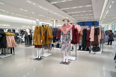 Milano Malpensa, İtalya - Kasım, 2017 yaklaşık: Milan-Malpensa Airport, terminali 1 Zara dükkanında ekranda giyim