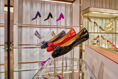 Roma, İtalya - Kasım, 2017 yaklaşık: Ekranda bir ikinci amiral gemisi mağaza Rinascente Roma, Salvatore Ferragamo Ayakkabı.