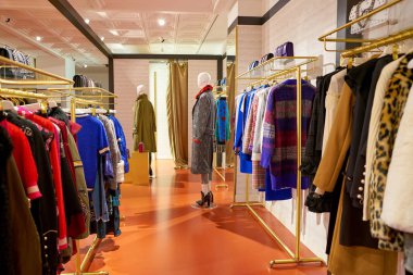 Rome, İtalya - Kasım, 2017 yaklaşık: kadın giyim bir ikinci amiral gemisi mağaza Rinascente Roma ekranda.