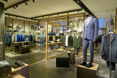 Rome, İtalya - Kasım, 2017 yaklaşık: ekranda bir ikinci amiral gemisi mağaza Rinascente Roma, giyim.