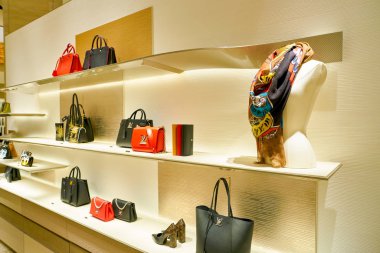 Rome, İtalya - Kasım, 2017 yaklaşık: Bir ikinci amiral gemisi mağaza, Rinascente Roma, Louis Vuitton içinde saklayın. Louis Vuitton bir moda evi ve lüks perakende şirketidir.