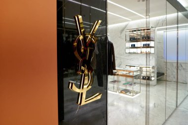 Rome, İtalya - Kasım, 2017 yaklaşık: Yves Saint Laurent işareti bir ikinci amiral gemisi mağaza Rinascente Roma, kadeh yukarıya kapatmak.