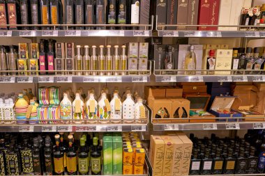 Rome, İtalya - Kasım, 2017 yaklaşık: zeytin yağı bir ikinci amiral gemisi mağaza Rinascente Roma ekranda çeşitli.