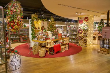 Milan, İtalya - Kasım, 2017 yaklaşık: Noel süsleri Rinascente alışveriş merkezi Milano ekranda. Rinascente yüksek kaliteli mağazaları oluşur.