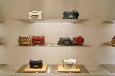 Rome, İtalya - Kasım, 2017 yaklaşık: Dior çanta ekranda bir ikinci amiral gemisi mağaza, Rinascente Roma oturup.
