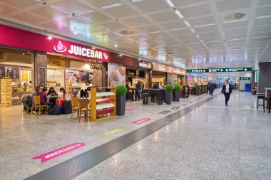 Milan Malpensa, İtalya - Kasım, 2017 yaklaşık: Milan-Malpensa Havalimanı'nda bir food court.